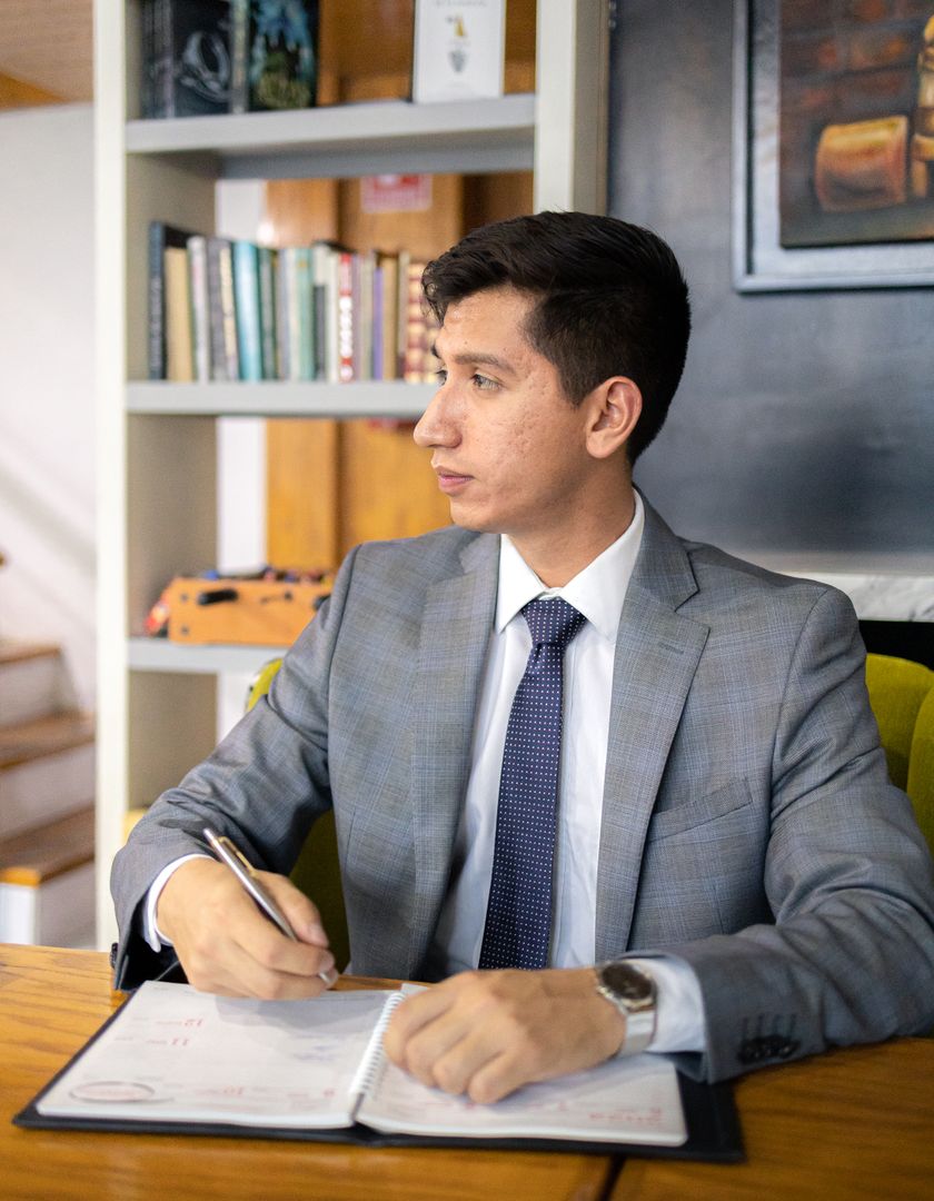 Retrato del licenciado Diego Alcántara Sierra en su oficina.