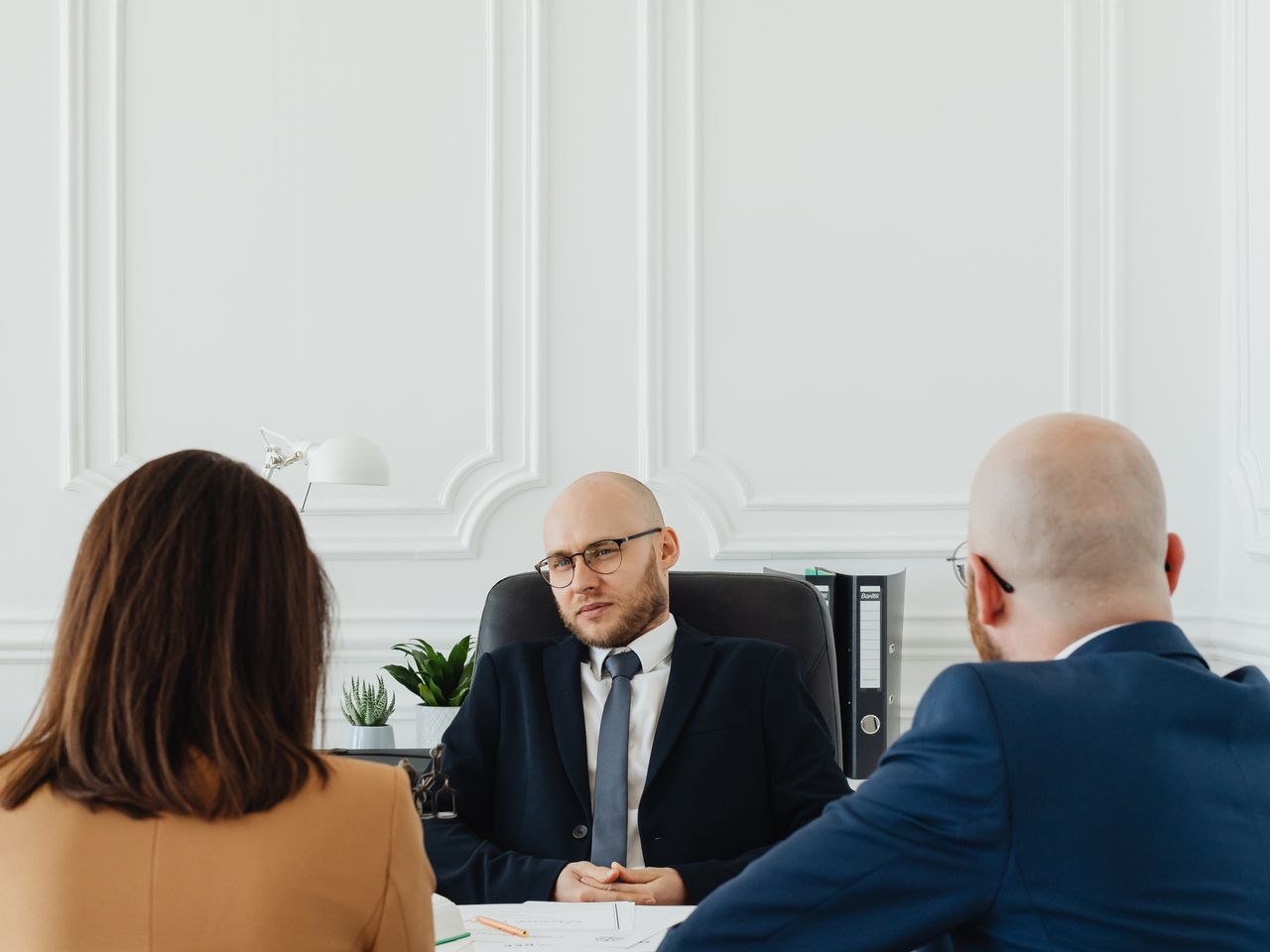 Reunión de preparación de audiencia entre los clientes y su abogado.
